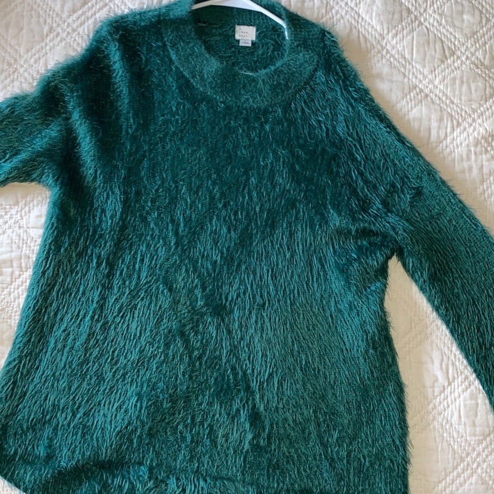 Women’s fuzzy green sweater
